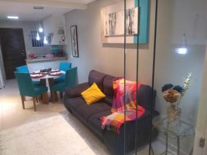 sala de estar con sofá y mesa en Apto Aconchegante a 20 mts do Mar e Pertinho do Centro en Matinhos