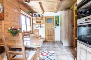 Kuchyňa alebo kuchynka v ubytovaní udanypobyt Dom Zielony Zakątek