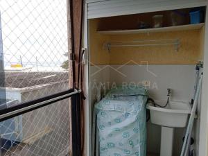 mała łazienka z umywalką i toaletą w obiekcie Apto Aconchegante a 20 mts do Mar e Pertinho do Centro w mieście Matinhos