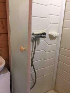 łazienka z prysznicem i wężem w obiekcie Chalet indépendant w Marsylii