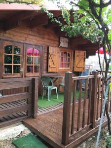 馬賽的住宿－Chalet indépendant，木制甲板上配有桌子和椅子