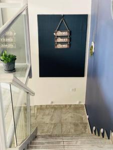 uma escadaria com um sinal que lê lar doce lar em Amour de Soeurs em Norton