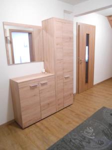 Cette chambre comprend des armoires en bois et un miroir. dans l'établissement Gütl Plank, à Altaussee