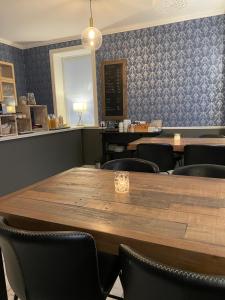 - une salle à manger avec une table et des chaises en bois dans l'établissement Norrfly Herrgård, à Kilafors