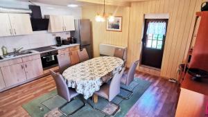 a kitchen with a table and chairs in a kitchen at Spreewälder Schwalbenhof - Ferienhaus "Schwalbennest" in Golßen