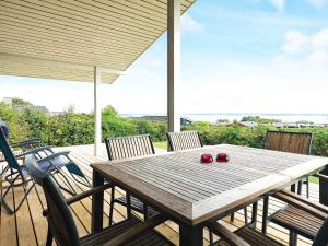 En balkon eller terrasse på 6 person holiday home in Ebberup