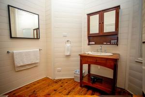 een badkamer met een wastafel en een spiegel bij Hopetoun Motel & Chalet Village in Hopetoun