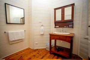 a bathroom with a sink and a mirror at Hopetoun Motel & Chalet Village in Hopetoun +58 photos