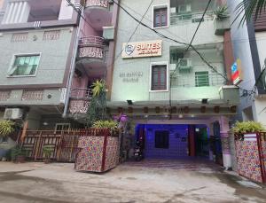 un edificio con una puerta azul delante de él en MK SUITES, en Hyderabad
