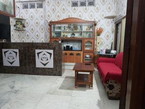 MK SUITES في حيدر أباد: غرفة معيشة مع أريكة حمراء وطاولة