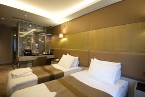 Postel nebo postele na pokoji v ubytování GK Regency Suites Hotel