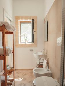 y baño con aseo y lavamanos. en Oppure - Masseria Moderna en Polignano a Mare