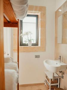 baño con lavabo y ventana en Oppure - Masseria Moderna en Polignano a Mare