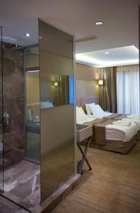 Postel nebo postele na pokoji v ubytování GK Regency Suites Hotel