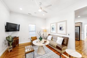 een woonkamer met een bank en een tafel bij College Park Cottage in Atlanta