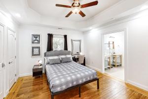 a bedroom with a bed and a ceiling fan at College Park Cottage in Atlanta