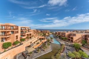een luchtzicht op een resort met een rivier en gebouwen bij Barceló Tenerife in San Miguel de Abona