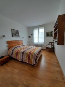 Una cama o camas en una habitación de La pause sous le pin B&B Chambres d'hôtes 37 fotos más