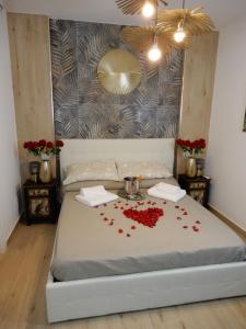 um quarto com uma cama com rosas vermelhas em Caserta Royale Suite em Caserta