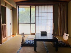 Habitación con mesa y ventana grande. en 地中海の家, en Futo