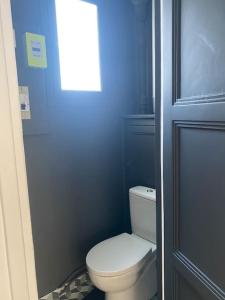 baño con aseo blanco y pared azul en Neuilly-Sur-Seine : 2 pièces 40 m2- central en Neuilly-sur-Seine