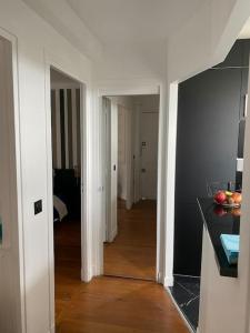 Habitación con cocina con mesa y pasillo. en Neuilly-Sur-Seine : 2 pièces 40 m2- central en Neuilly-sur-Seine