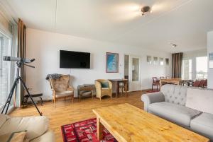 sala de estar con sofá y mesa en Hello Zeeland - Appartement Port Scaldis 19-031, en Breskens