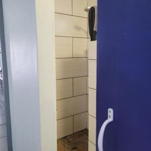 eine Tür, die in ein Bad mit einem Schrank führt in der Unterkunft Shell Cottage a stone's throw from the beach in Langebaan