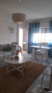 sala de estar con sofá y mesa en Fuzeta beach holiday apartment, en Fuseta