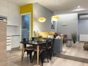A seating area at Stay U-nique Apartments Sants