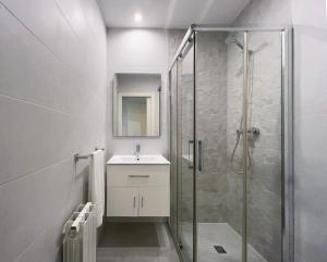 y baño con lavabo y ducha acristalada. en Stay U-nique Apartments Sants, en Barcelona