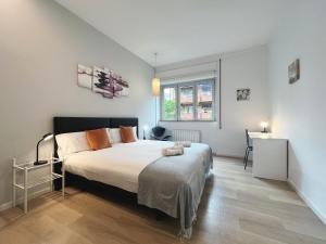 A bed or beds in a room at Stay U-nique Apartments Sants