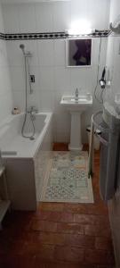 uma casa de banho com uma banheira, um lavatório e um WC. em Le Pontin em Mane