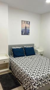 1 dormitorio con 1 cama grande en una habitación en Stylish one bedroom apartment near the Drago Tree, en Icod de los Vinos