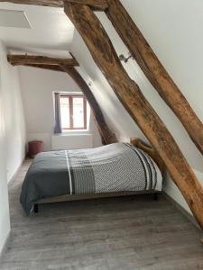 een slaapkamer met een bed op de zolder bij Wine house in Chablis