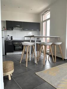 - une cuisine avec une table et des chaises dans l'établissement Le triomphe logement central, 8 pax 3 chambres, à Marseille