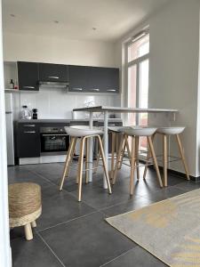 Kuchyňa alebo kuchynka v ubytovaní Le triomphe logement central, 8 pax 3 chambres