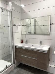 Kúpeľňa v ubytovaní Le triomphe logement central, 8 pax 3 chambres