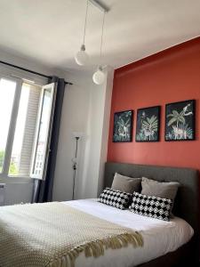 Posteľ alebo postele v izbe v ubytovaní Le triomphe logement central, 8 pax 3 chambres