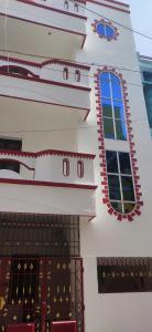 un edificio con una ventana azul a un lado. en Villa Souhayl homestay, en Pondicherry