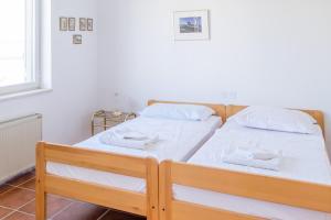 een slaapkamer met twee bedden met witte lakens bij Villa Alberi with pool in Savudrija