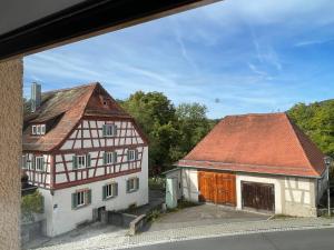 Bild eines Hauses und eines Gebäudes in der Unterkunft Zur Glashütte Landpension in Fabrikschleichach