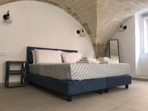 een slaapkamer met een bed in een bakstenen muur bij I Venti in Taranto