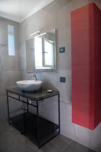 A bathroom at Lough appartamento