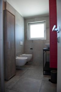 A bathroom at Lough appartamento