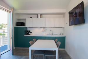 A kitchen or kitchenette at Lough appartamento