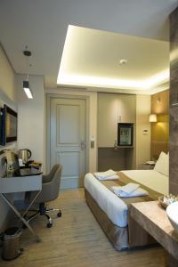 TV a/nebo společenská místnost v ubytování GK Regency Suites Hotel