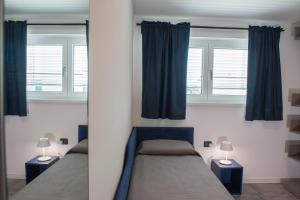 A bed or beds in a room at Lough appartamento