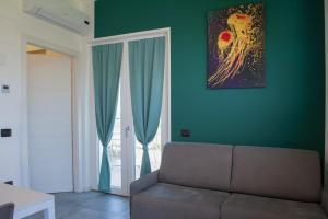 A seating area at Lough appartamento