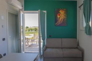 A seating area at Lough appartamento